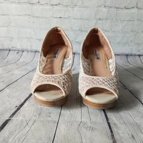 EUC American Eagle lacy wedge heels - 9 - Picture 3 of 9